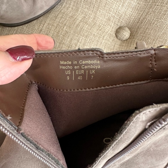 Aldo taupe/grey suede(genuine) booties. Worn once. Excellent condition. Size 9 - Picture 4 of 9